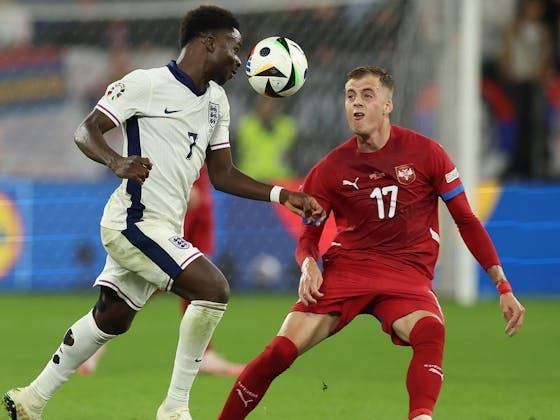 文章图片：都灵队的伊利奇在英格兰对阵塞尔维亚的比赛中受伤令人担忧